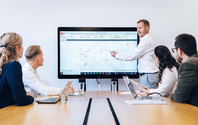 Leyrer + Graf Mitarbeiter besprechen Plan auf einem digitalem Whiteboard