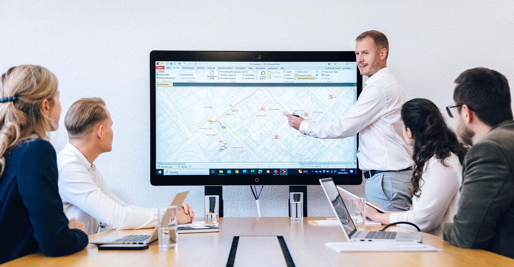 Leyrer + Graf Mitarbeiter besprechen Plan auf einem digitalem Whiteboard