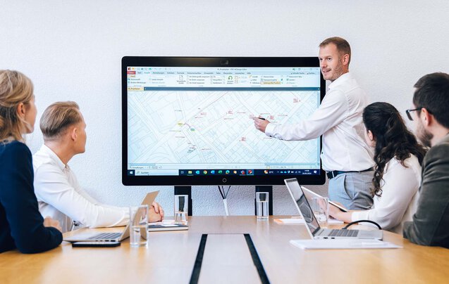 Leyrer + Graf Mitarbeiter besprechen Plan auf einem digitalem Whiteboard