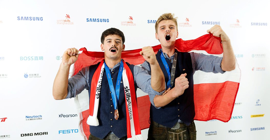 Julian Gintner und Michael Pomassl jubeln über den dritten Platz bei den WorldSkills 2026 in Shanghai