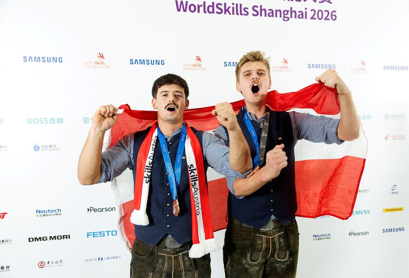 Julian Gintner und Michael Pomassl jubeln über den dritten Platz bei den WorldSkills 2026 in Shanghai