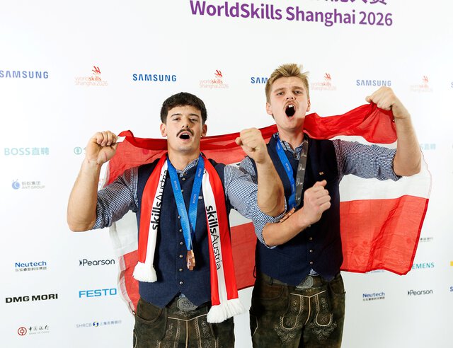 Julian Gintner und Michael Pomassl jubeln über den dritten Platz bei den WorldSkills 2026 in Shanghai